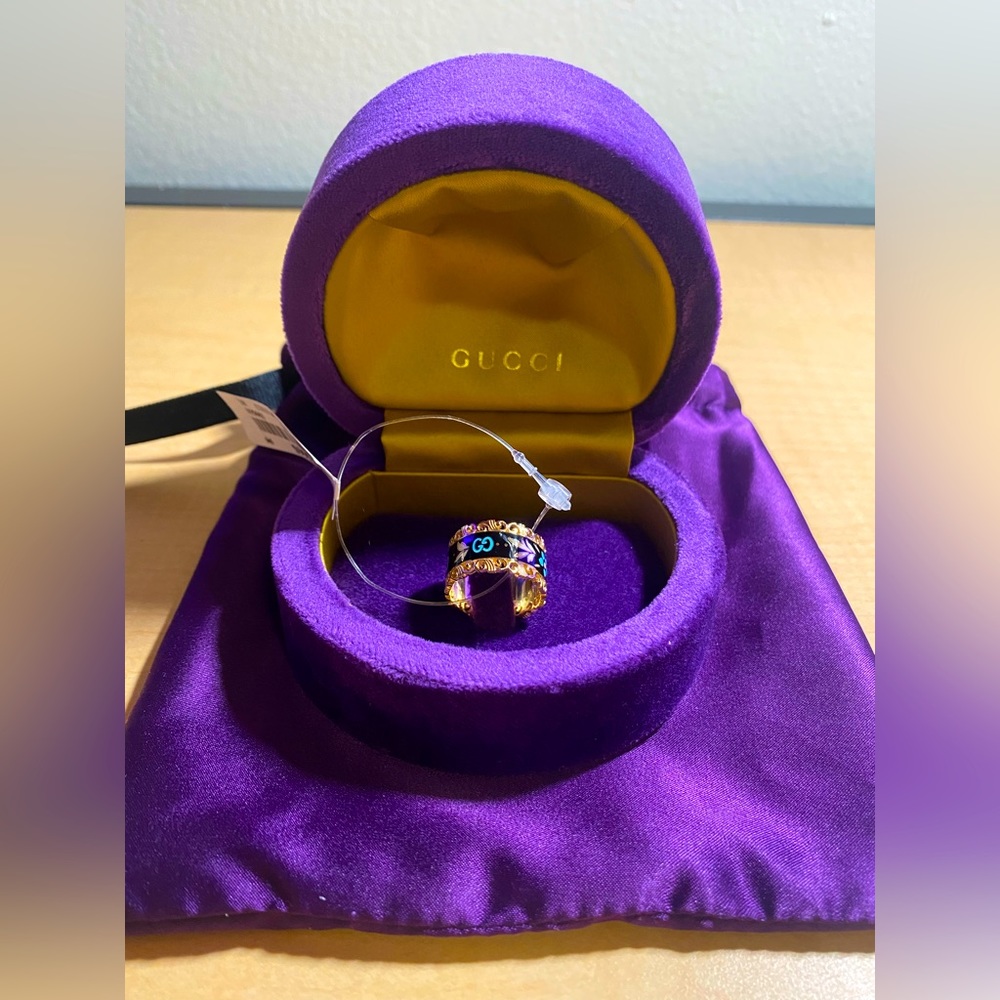 GUCCI ICON BLOOMS YELLOW GOLD AND ENAMEL RING